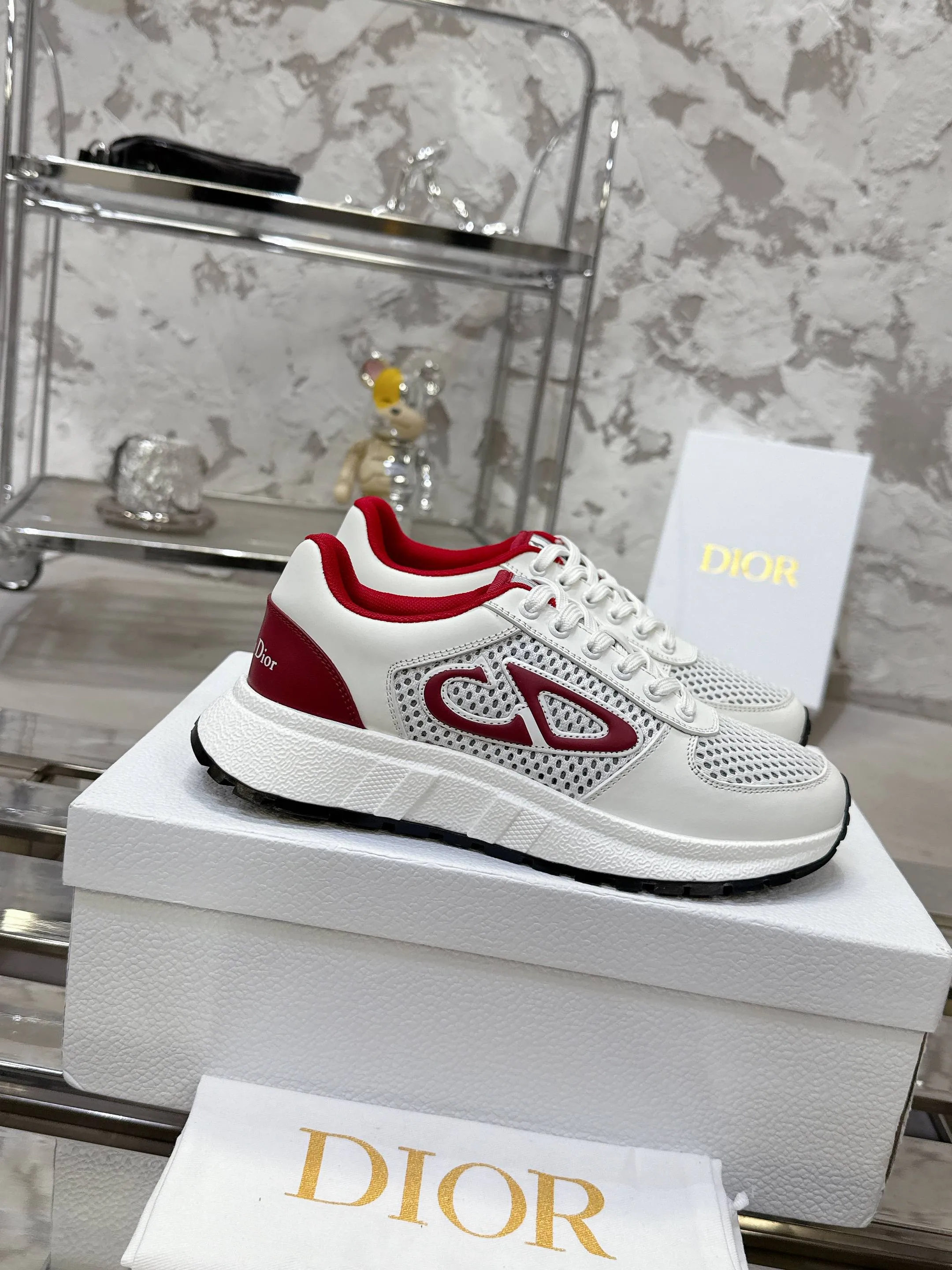 Factory price 680💰 Top version! ! ! Dior Dior's latest Run'n'Dior series, couple's thick-soled casual sneakers, originally purchased, developed and manufactured. This Run'n'Dior reinterprets sports style with an elegant and fashionable shape. The upper is crafted from white mesh fabric and features the Christian Dior Paris signature on the laces and heel. The exquisite two-color sole is light and soft, which can add a high-end temperament to all kinds of casual looks. Exquisite packaging at the delivery counter 🛍📦 ▪️Fabric: Original customized imported first-layer cowhide ▪️Inner lining: Imported original lining ▪️Sole: Original molded non-slip TPU material ▪️Size: Women's 35-41 / Men's 39-46 (Female 40 41 / Men's 38.45.46 customized)